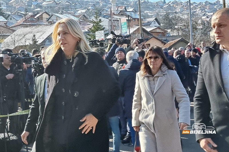 Dodik stigao u Sud, dočekan aplauzima /FOTO/