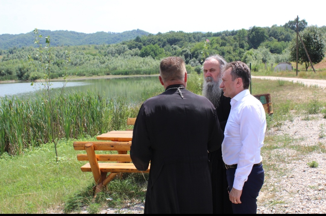 Episkop Fotije i načelnik Perić posjetili mjesto izgradnje budućeg hrama u Mezgraji