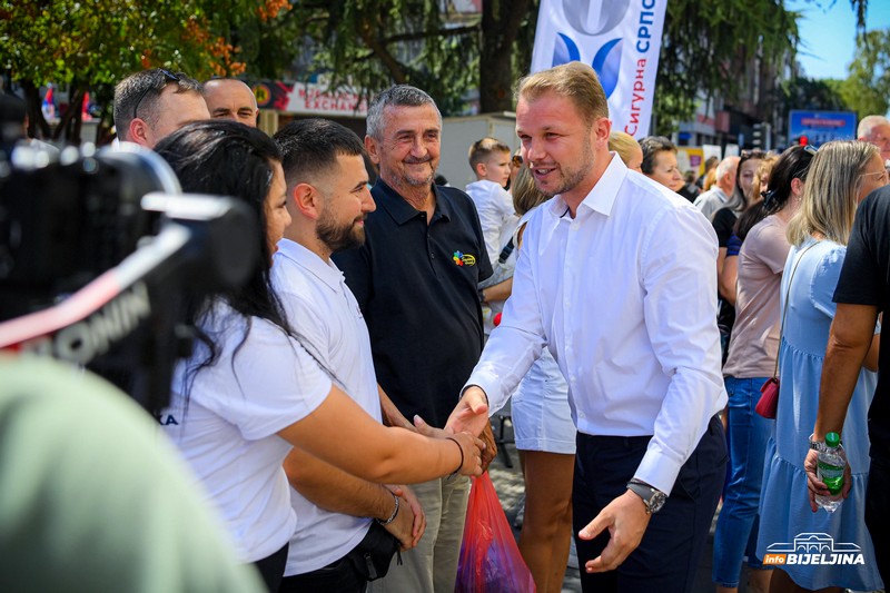 Stanivuković posjetio Bijeljinu, dočekali ga brojni građani (FOTO)