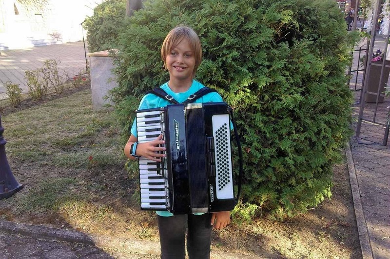 Mladi bijeljinski harmonikaš niže uspjehe: Sa takmičenja donosi nagrade, a iz škole petice