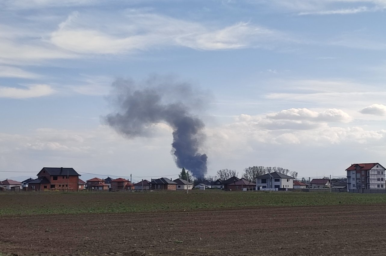 Požar u semberskom selu, dim se vidi iz svih dijelova Bijeljine (FOTO, VIDEO) 