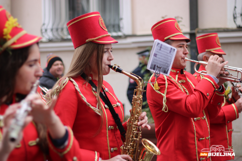 Defile mažoretkinja i klapa na trgu: 