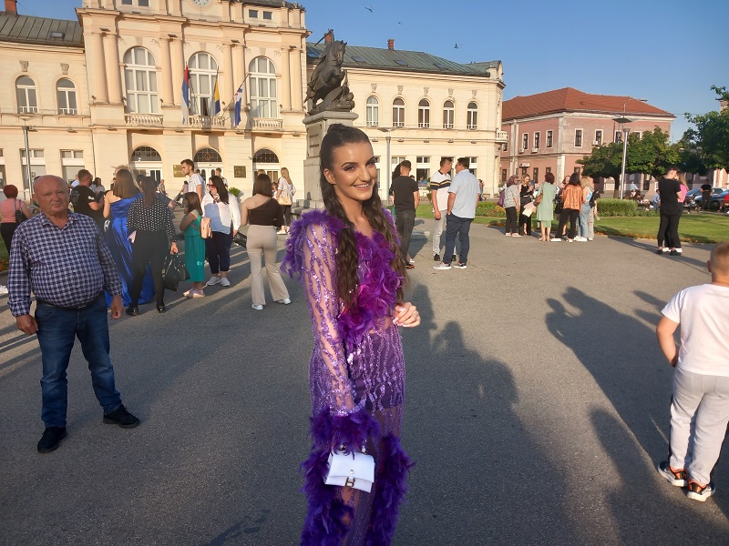 Održan defile maturanata Ekonomske škole: „Od sutra postajemo ljudi“ (FOTO)