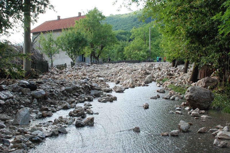 Nevrijeme u Banjici izazvalo štetu na objektima, izlila rječica Tavna (FOTO)