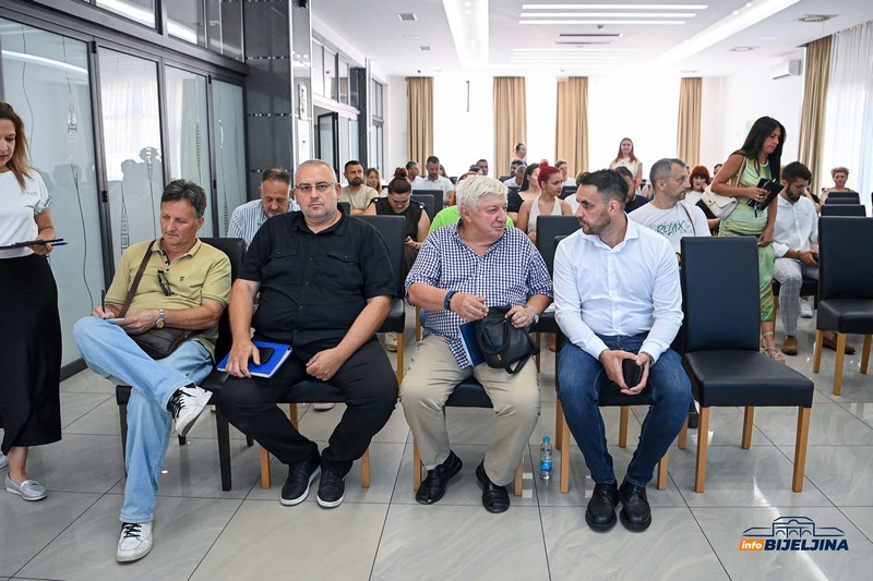 Vlačić: U cilju ekonomski razvoj i jačanje malih i srednjih preduzeća u Semberiji (FOTO)