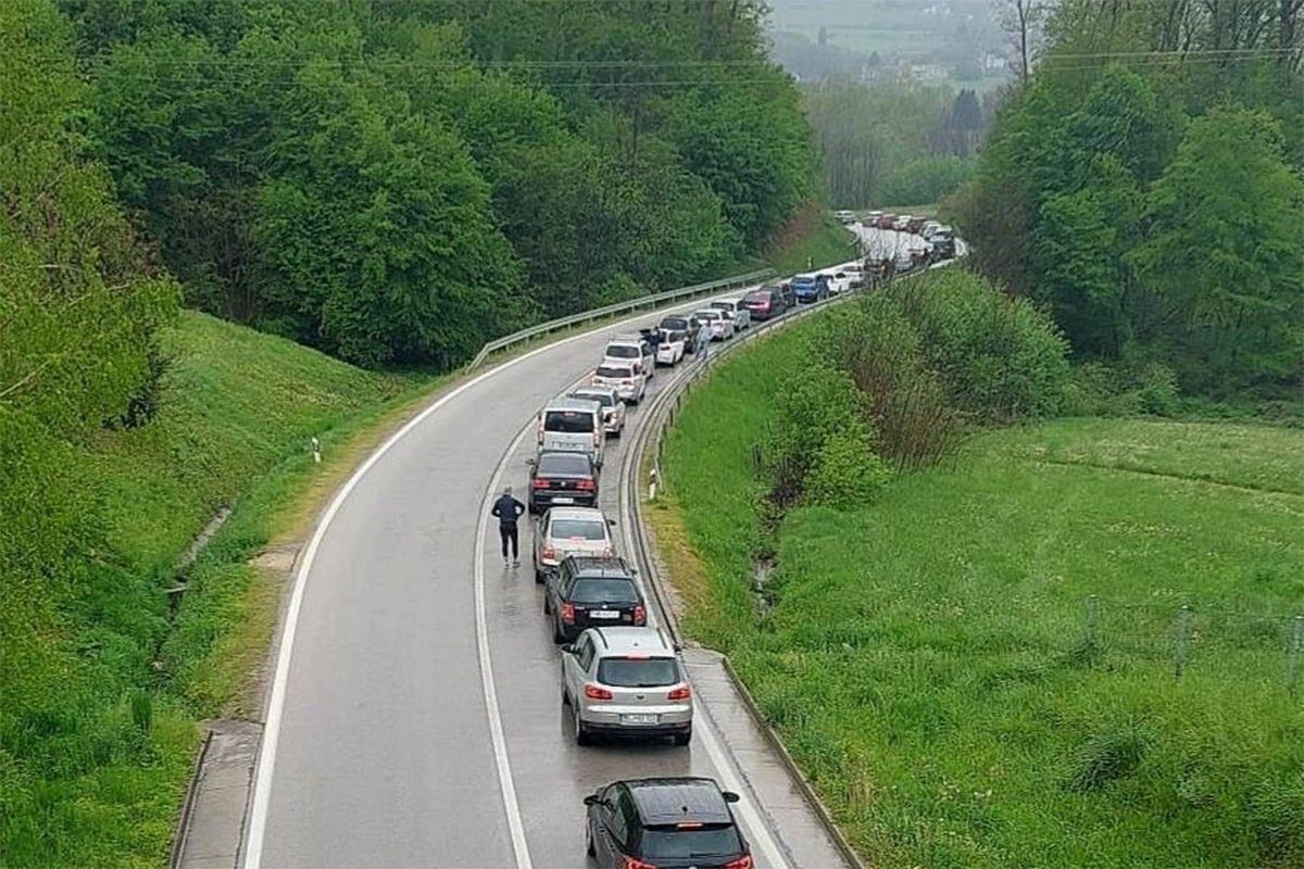 Ogromne gužve na graničnim prelazima, čekanja i do pet sati
