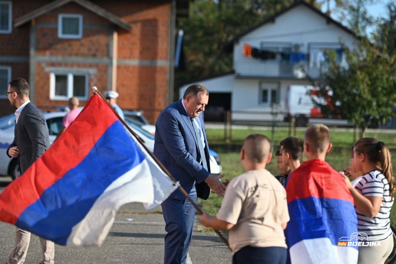 Bijeljina: Djeca sa zastavama dočekala Dodika (FOTO)