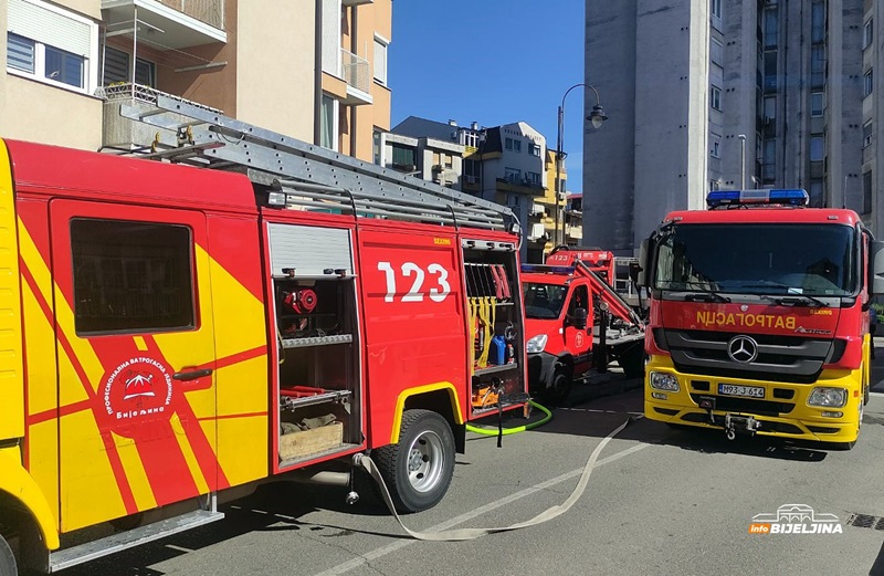 Bijeljina: Ugašen požar na krovu zgrade u centru grada (VIDEO)