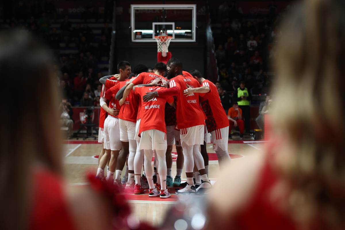LUDNICA U PIONIRU Sveštenik pomagao Zvezdi, ometao protivnike i postao hit (VIDEO)