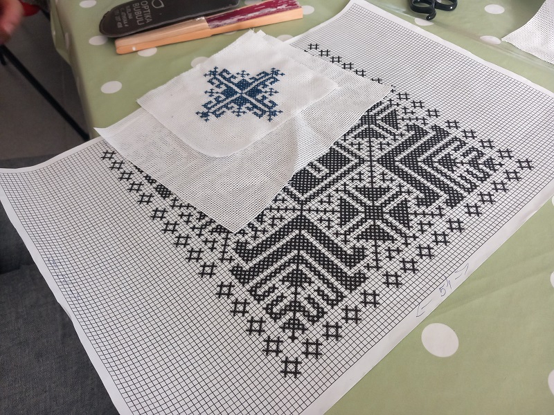 Žene sa invaliditetom iz Bijeljine uče da pletu i vezu – projekat koji čuva tradiciju i kulturu (FOTO)