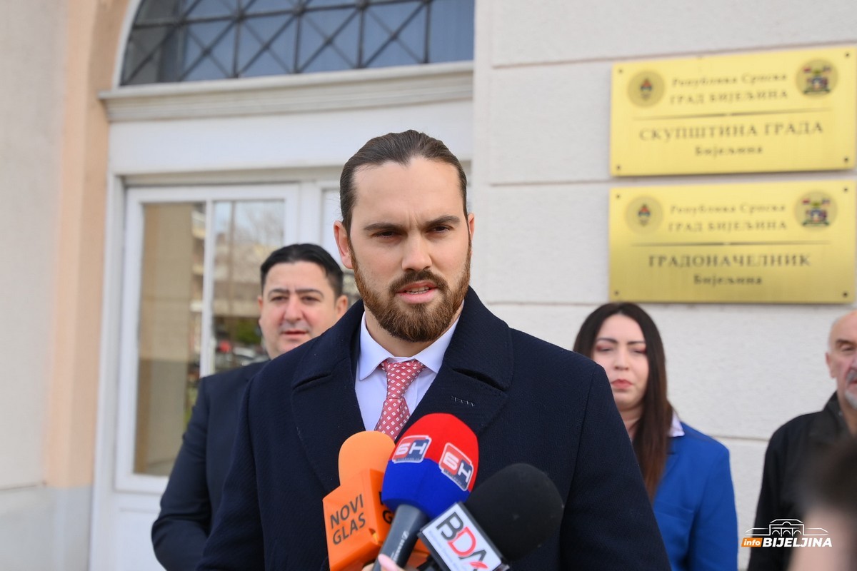 Pokret Sigurna Srpska predao inicijativu za uvođenje ormarića u sve osnovne škole u Bijeljini (FOTO)