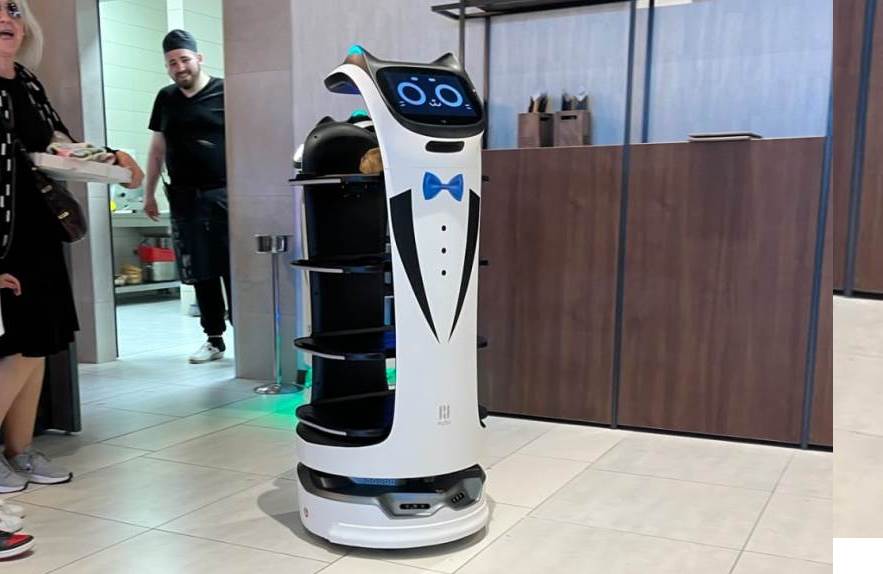 Atrakcija: Prvi roboti konobari u BiH poslužuju goste u Derventi