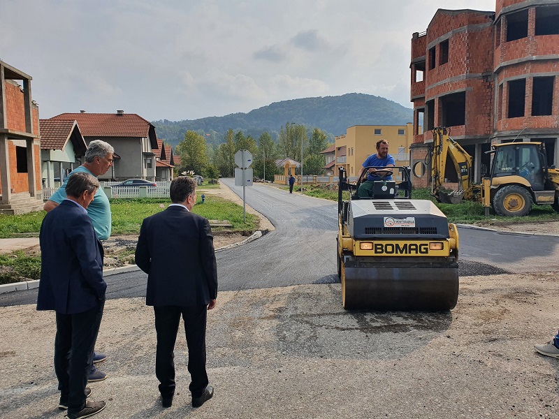 Novi asfalt dobile dvije ulice Ugljevika: Načelnik Perić zajedno sa mještanima posjetio radove