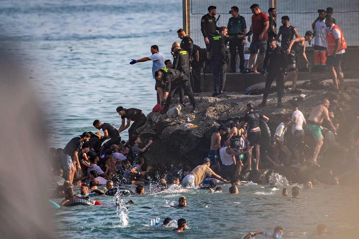 Hiljade migranata pokušavaju da uđu u EU, najmanje 18 mrtvih, Španija poslala vojsku (VIDEO)