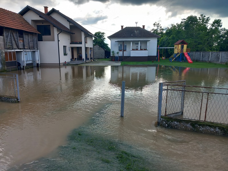 U Kojčinovcu voda teče kroz dvorište Rajka Tomića (FOTO, VIDEO)