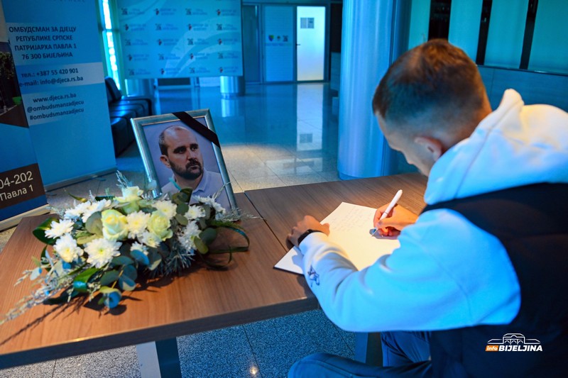 Bijeljina: Otvorena knjiga žalosti za Mladena Žižovića (FOTO)