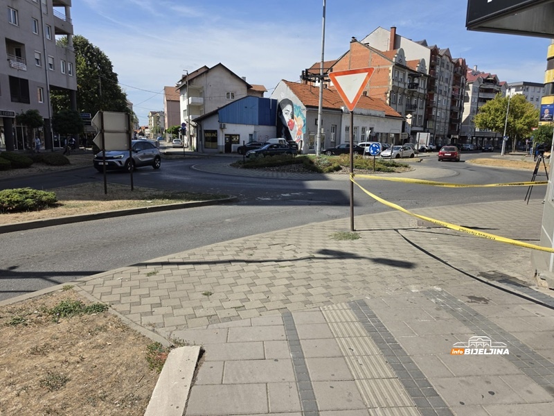Bijeljina: Dio trotoara okružen žutom trakom nakon obrušavanja fasade (FOTO)