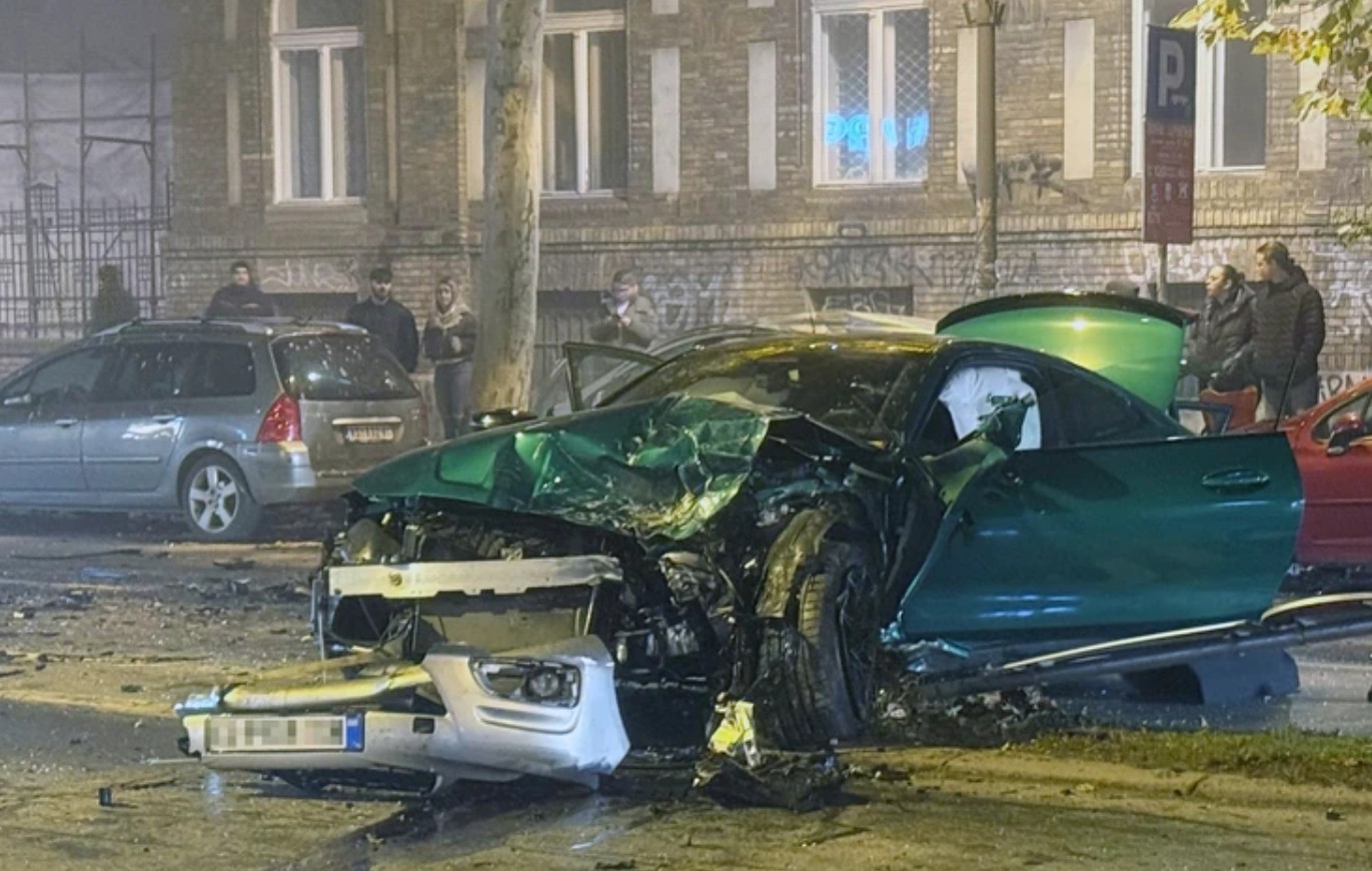 Teška noć u Novom Sadu: Uletio u suprotnu traku, taksista poginuo, djevojka kritično