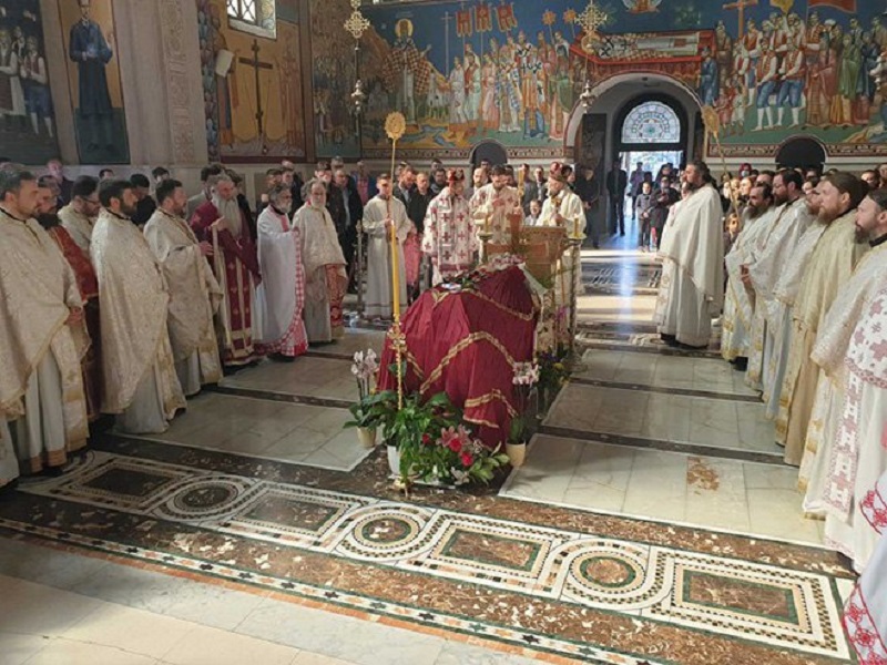 Vjernici se opraštaju od vladike Atanasija
