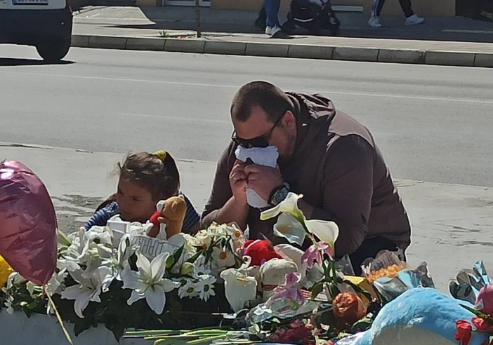 (FOTO) Potresno, roditelji male Danke (2) došli u centar Bora i ZAPALILI SVIJEĆE svojoj kćerkici
