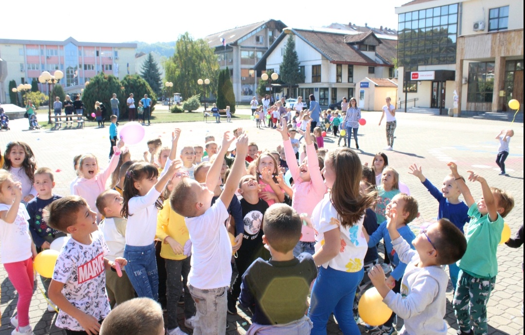 Ugljevik: Sa gradskog trga pušteni baloni, počela Nedjelja djeteta
