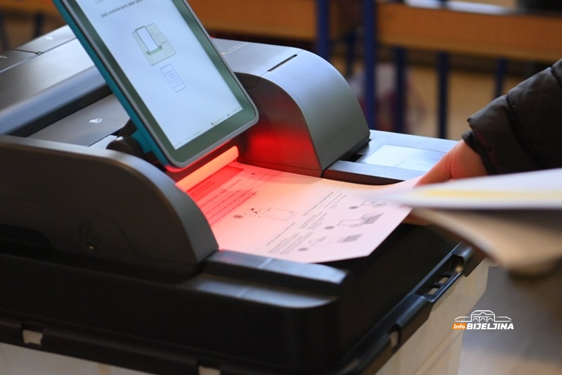 Problemi pri glasanju u Bijeljini: “Velika nervoza među biračima” (FOTO)