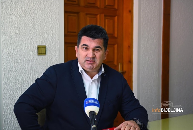 Jevtići iz Lopara dobijaju novu kuću: “Ova u kojoj živimo prokišnjava, biće nam svima lakše” (FOTO)