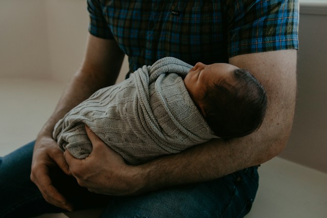 Zašto se tatama cijepa majica kada dobiju dijete? Postoji nekoliko vjerovanja