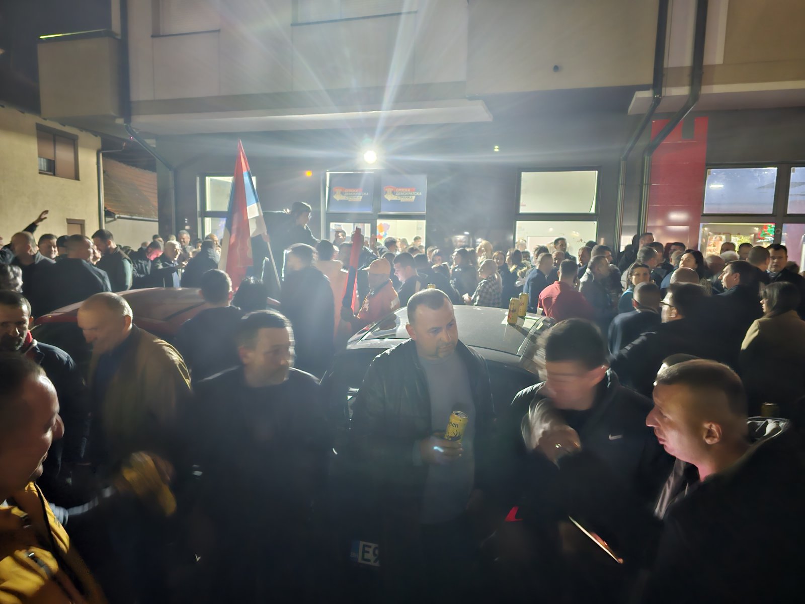 Slavlje u prostorijama SDS-a u Bijeljini (FOTO)