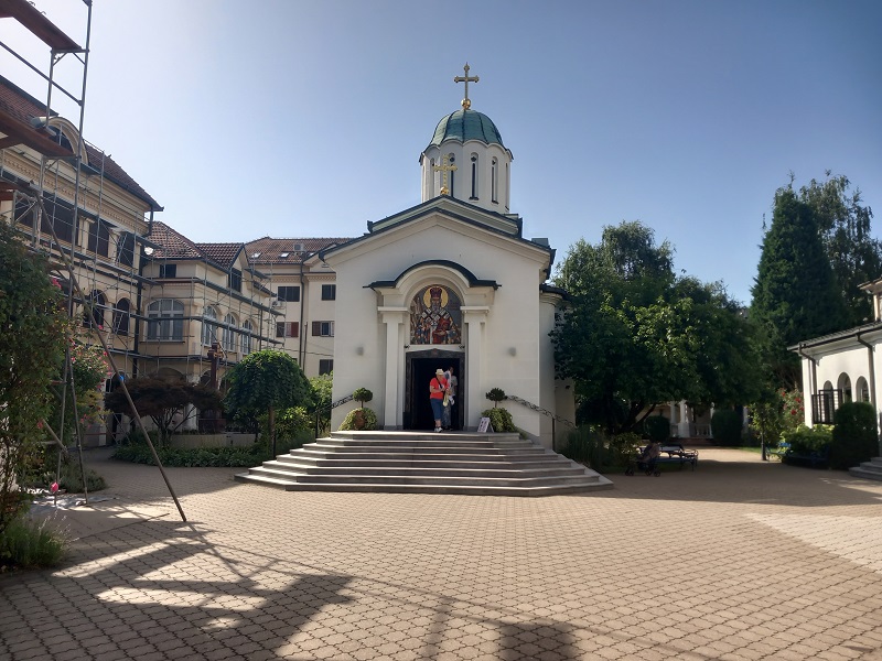 U Manastiru Svetog Vasilija Ostroškog iznesene na poklonjenje mošti Svetog Sisoja (FOTO)