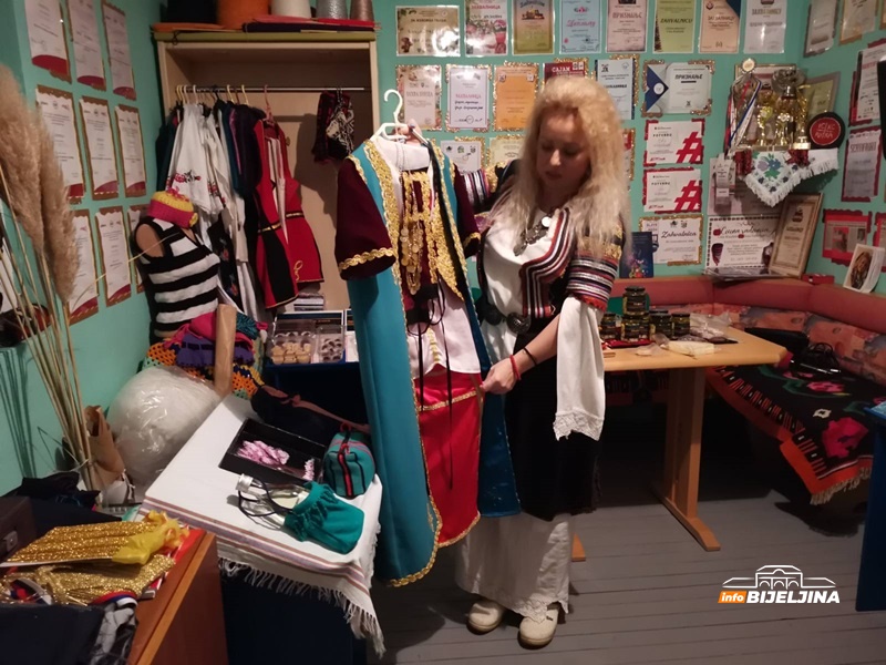 Škola tkanja u Bijeljini: Ručni radovi se vraćaju u modu, a potražnja za rukotvorinama raste (FOTO)