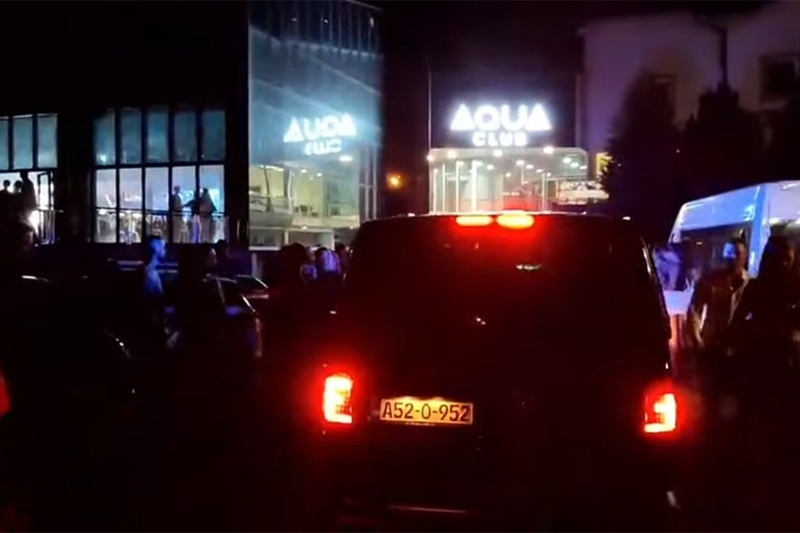 Prekinut koncert Jala Brata i Bube Corellija u Sarajevu (VIDEO)