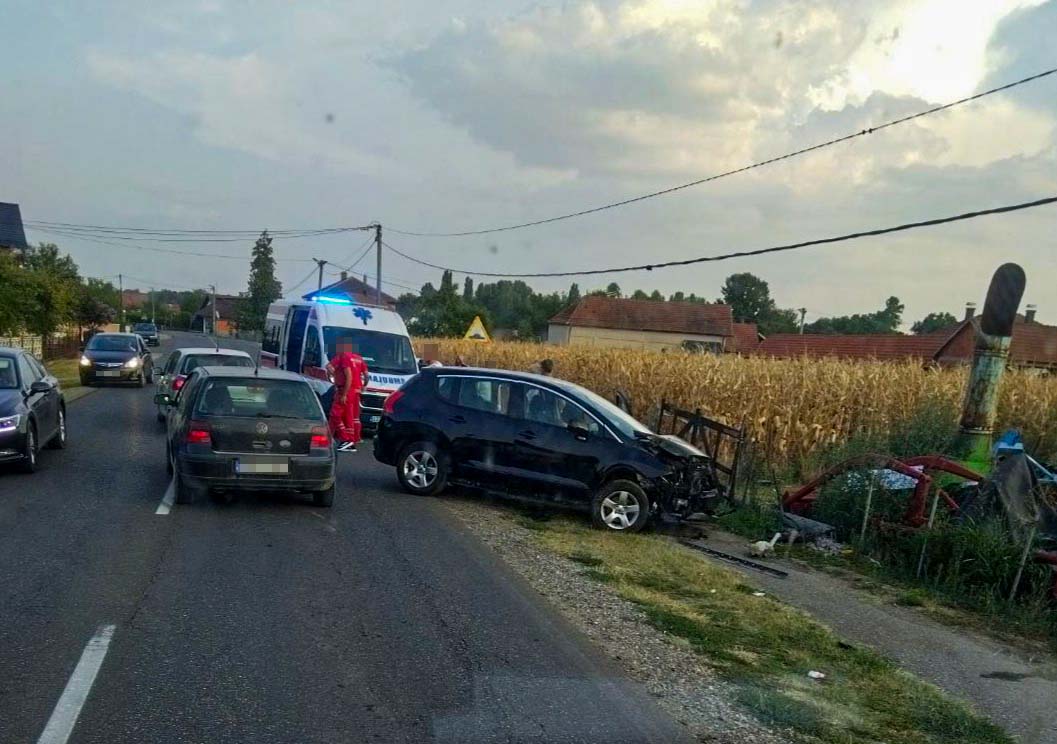 Udes kod Bijeljine, Hitna odvezla dvije osobe (FOTO)