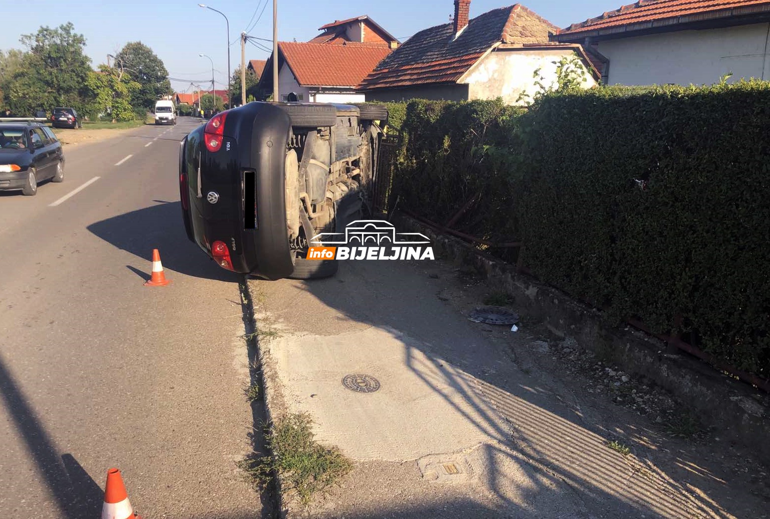 Bijeljina: Početnik se uključivao na glavnu ulicu pa prevrnuo auto na bok (FOTO)