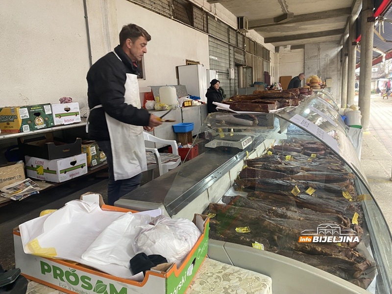 Na pijacu u Bijeljini stiglo čuveno suvo meso iz Visokog: Stelja košta do 45 maraka, ali ko proba - ne ide praznih ruku (FOTO)