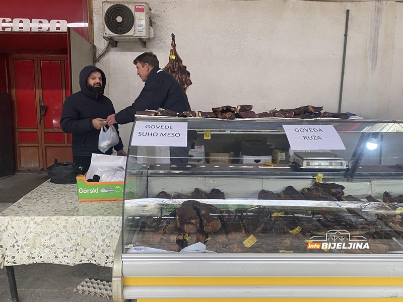 Na pijacu u Bijeljini stiglo čuveno suvo meso iz Visokog: Stelja košta do 45 maraka, ali ko proba - ne ide praznih ruku (FOTO)