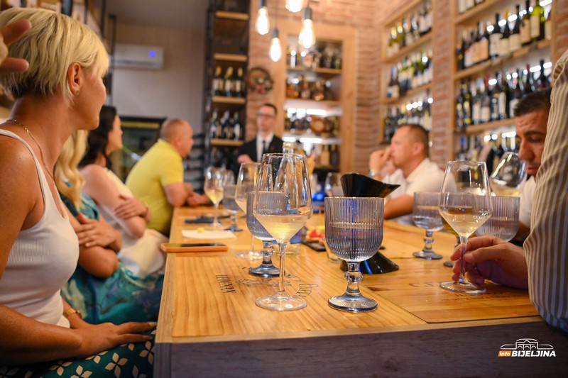 Prva vinska radionica u Wine and Flower shopu Bijeljina: Uživali u čarima italijanskih vina (FOTO)