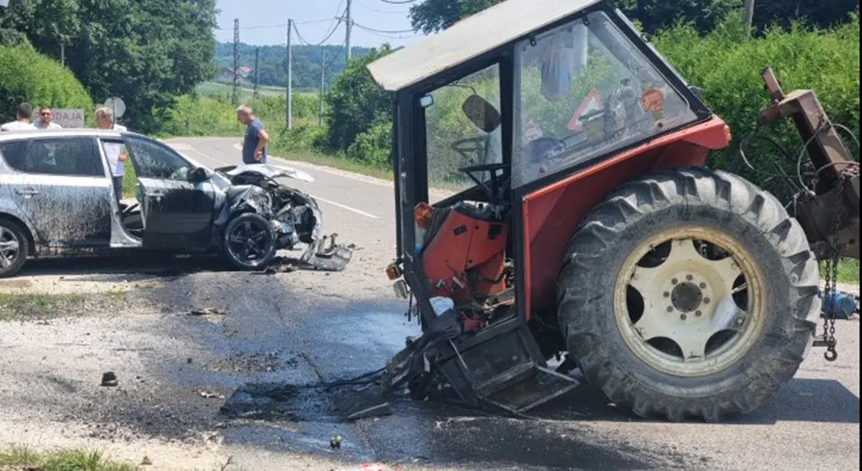 Sudar kod Doboja, prepolovljen traktor