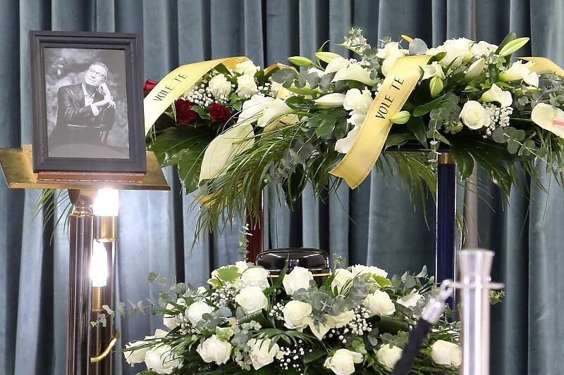 Sahranjen Masimo Savić: Porodica i kolege se oprostili od velikog pjevača (FOTO)