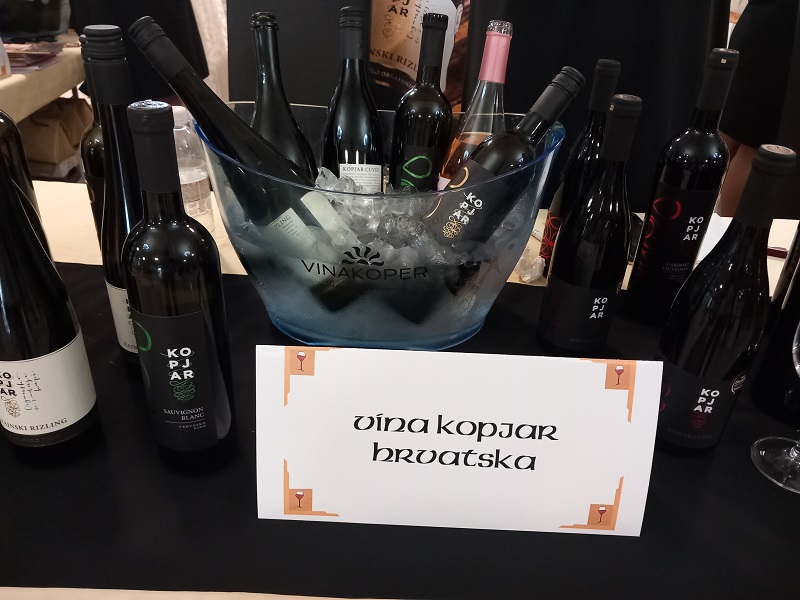 Otvoren „Regio wine trails festival“ – Bijeljinci uživaju u vrhunskim vinima (FOTO)