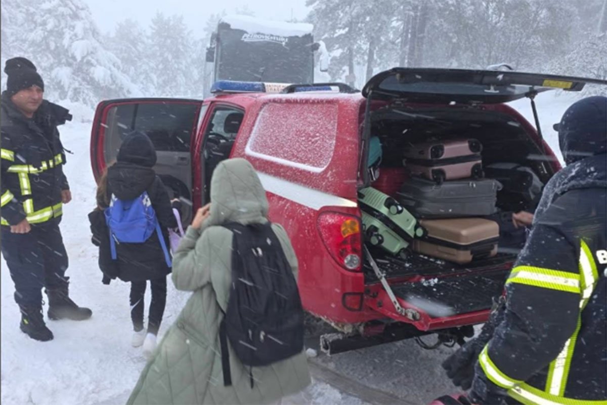 Drama na Divčibarama: Dva autobusa puna đaka ostala zavijana u snijegu