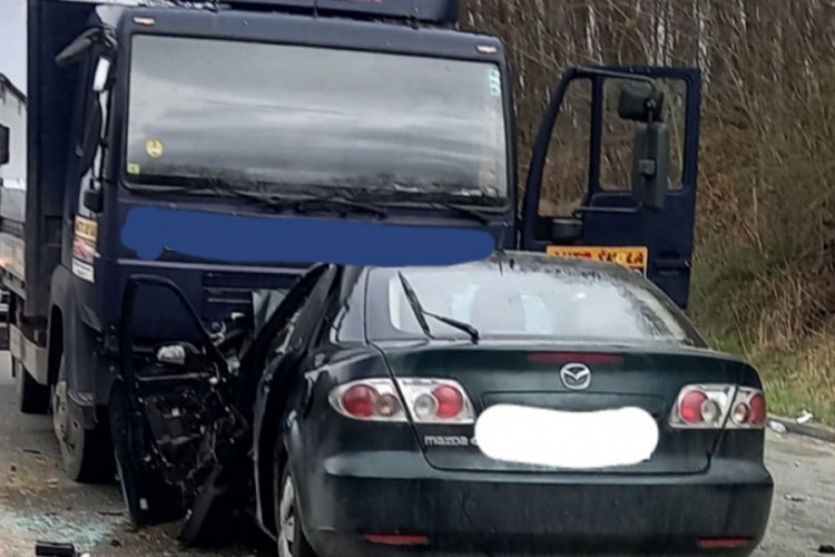 Stravičan sudar kamiona i auta: Jedna osoba poginula, četiri povrijeđene