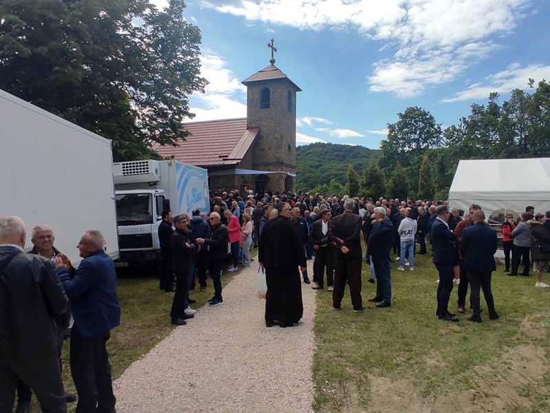 Mitropolit Fotije osveštao obnovljeni manastir Rožanj: Svetinja iz 13. vijeka ponovo zablistala na Majevici