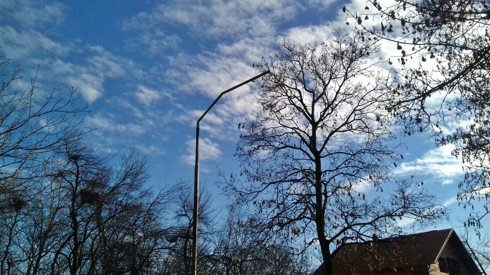 Infrastrukturni problemi u Račanskoj: Pješački vodi u slivnik, rasvjeti fali sijalica (FOTO)