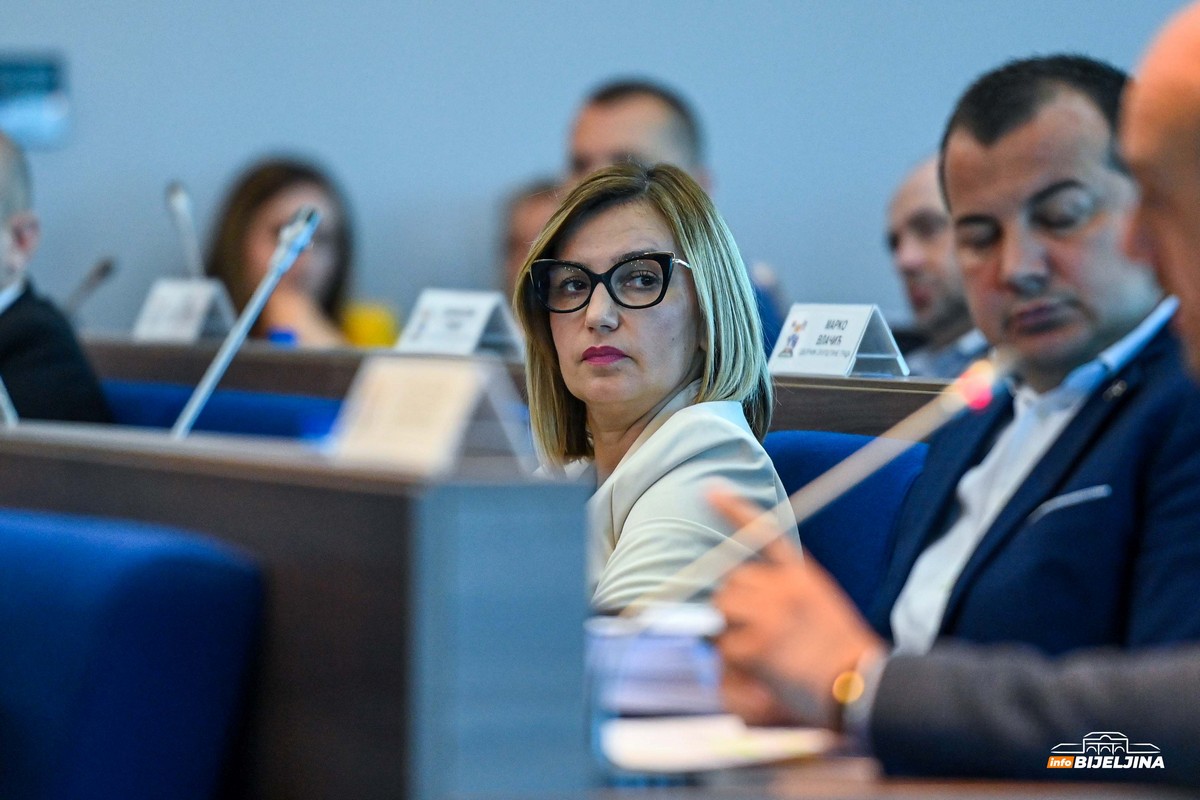 “Ćutolozi” u Skupštini Grada Bijeljina: Četiri odbornika se nijednom nisu javila za riječ (SPISAK)