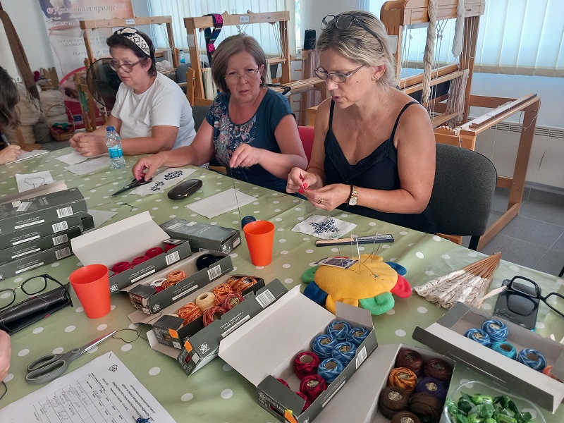 Žene sa invaliditetom iz Bijeljine uče da pletu i vezu – projekat koji čuva tradiciju i kulturu (FOTO)