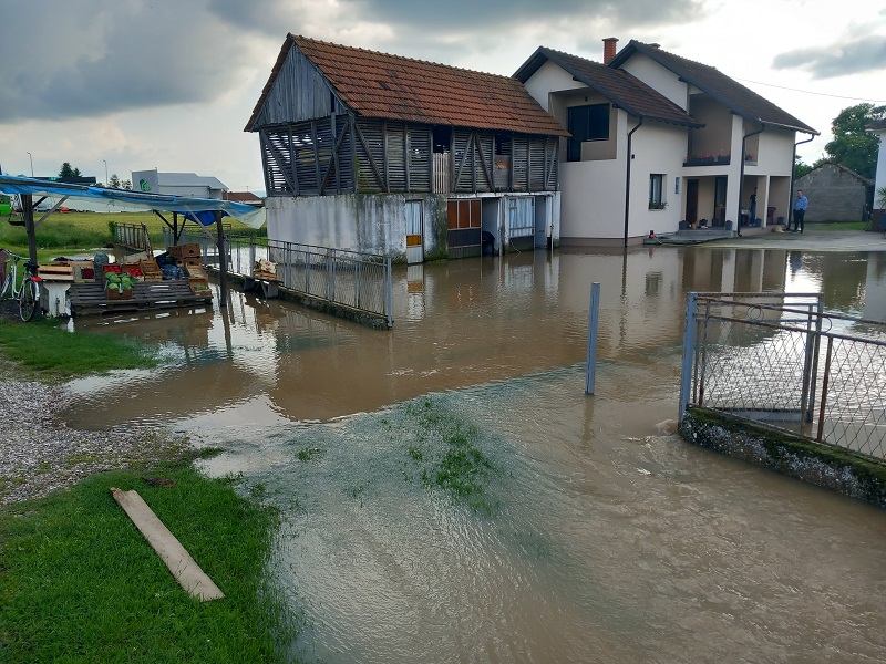 U Kojčinovcu voda teče kroz dvorište Rajka Tomića (FOTO, VIDEO)