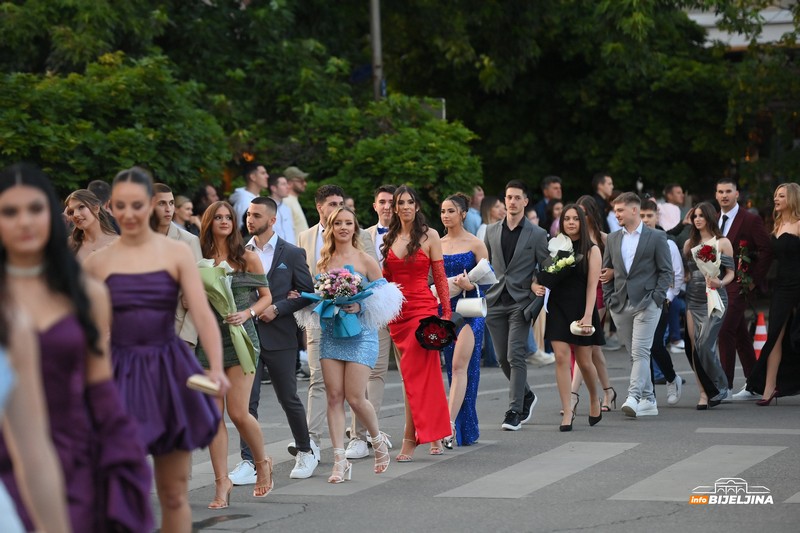Maturanti Tehničke škole proslavljaju maturu: Ulice Bijeljine odišu glamurom (FOTO)