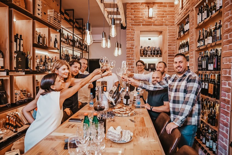 Pogledajte atmosferu sa otvaranja „Wine & Flower shopa“ u Bijeljini (VIDEO)