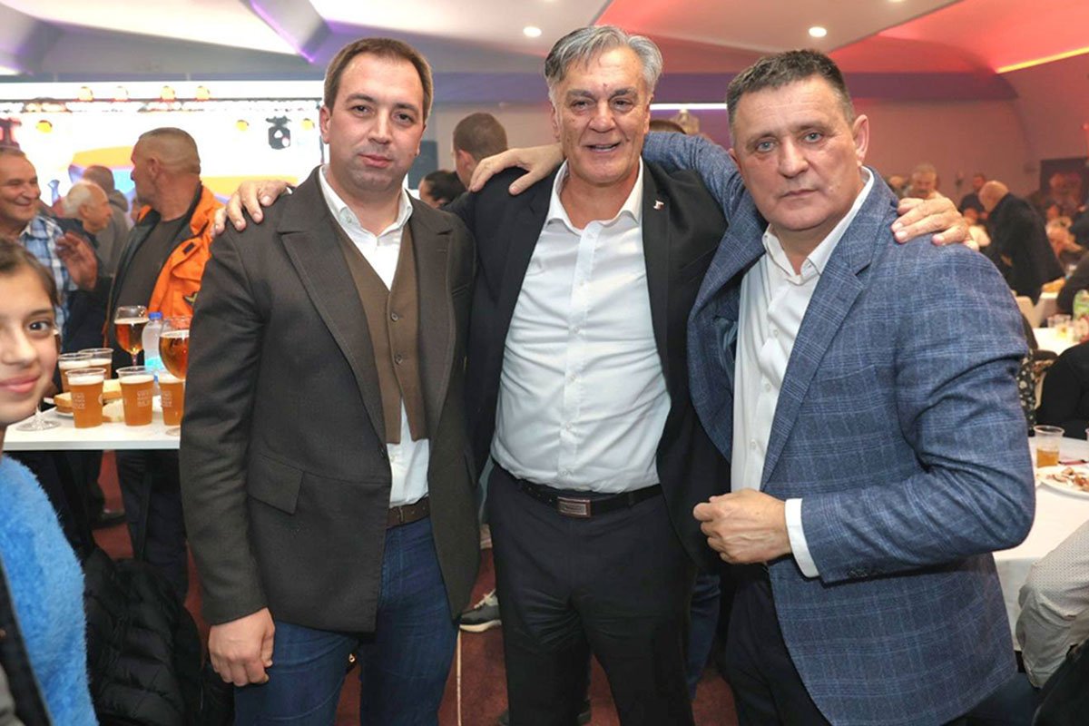 Vlado Đajić nakon ispitivanja u policiji u zagrljaju ministara